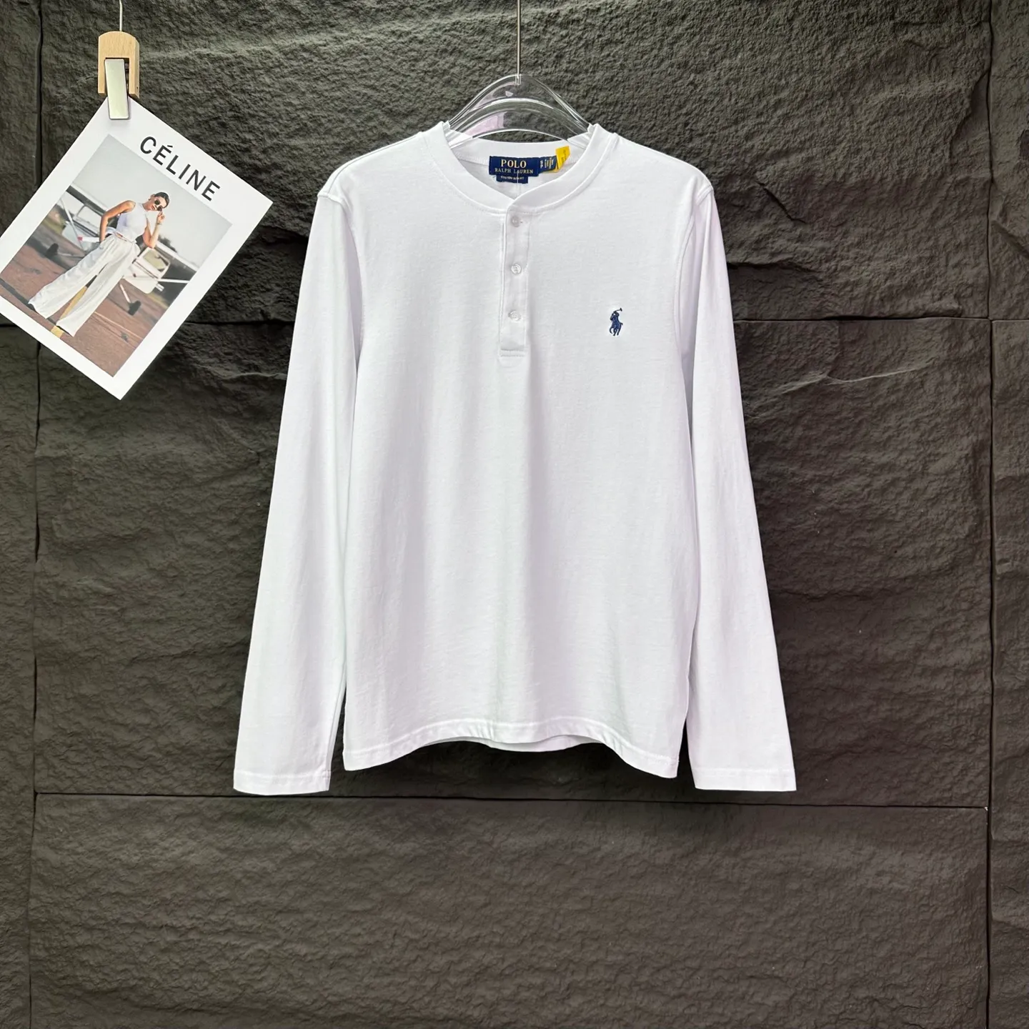P180 Ralph Lauren 2025 new classic embroidered logo couple's style long-sleeved T-shirt 🔥High version🔥High version🔥 Original fabric Digital direct printing technology Same style as Internet celebrity star High version High quality😘😘 The fabric is made of 280g pure cotton fabric. It feels super comfortable, fashionable and individual. A long-sleeved T-shirt that is super versatile and good-looking. It is very suitable for both men and women. It is a must-have for everyone. Packaging and tags Collar label washed wheat complete 👍 Color: White Size: S-XL